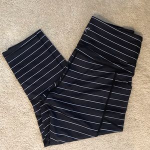 Gently Used ZYIA Black Striped Pocket LNT Capri Leggings Sz 8-10